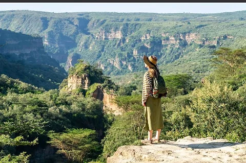 俯瞰 Hell's Gate（地狱之门）壮丽悬崖的景色。